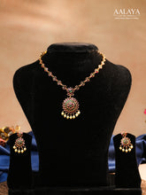 Aalaya Minimal Kundan Necklace Set with Circular Pendant & Pearl Drops