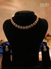 Aalaya Minimal Floral Disc Necklace Set