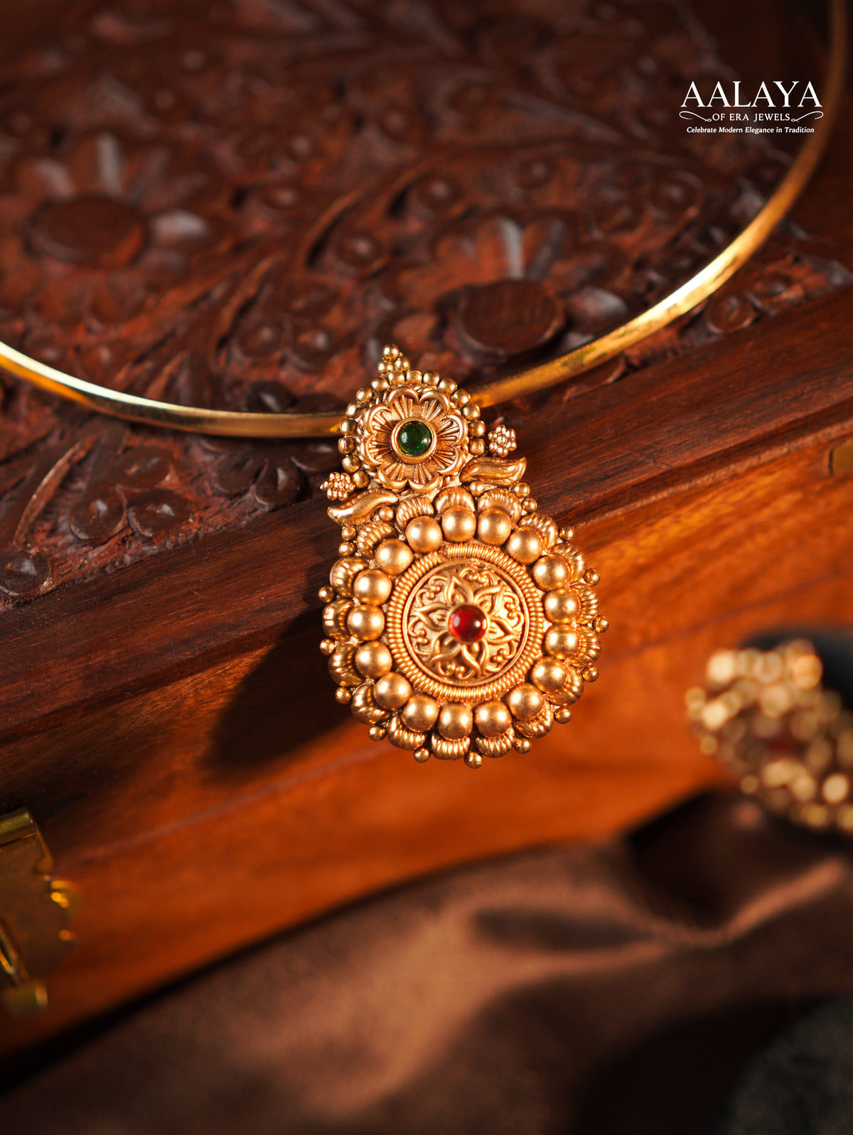 Aalaya Maragatha Vritta Round Hasli Necklace Set
