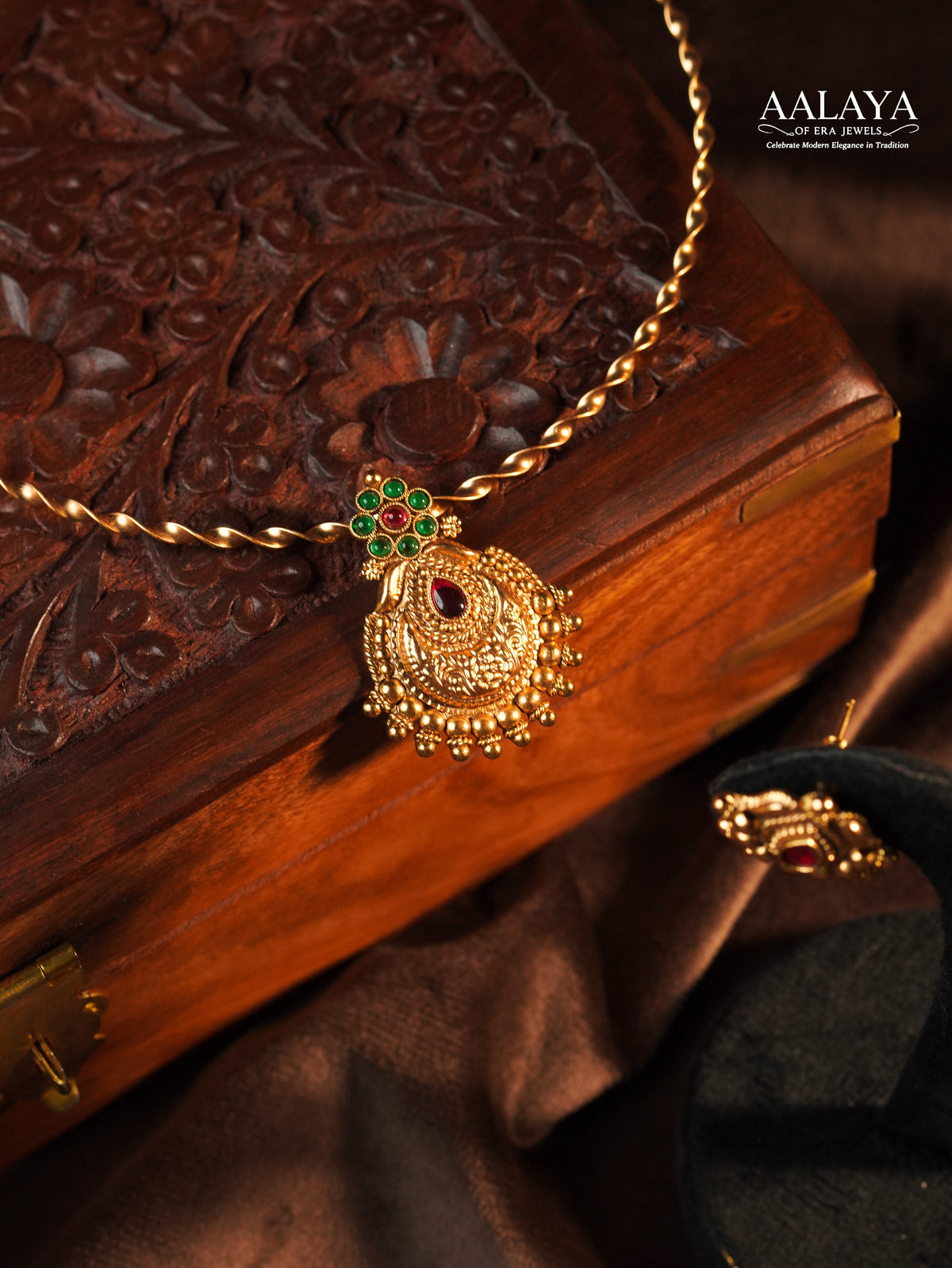 Aalaya Ratnavalli Antique Pendant Round Hasli Necklace Set
