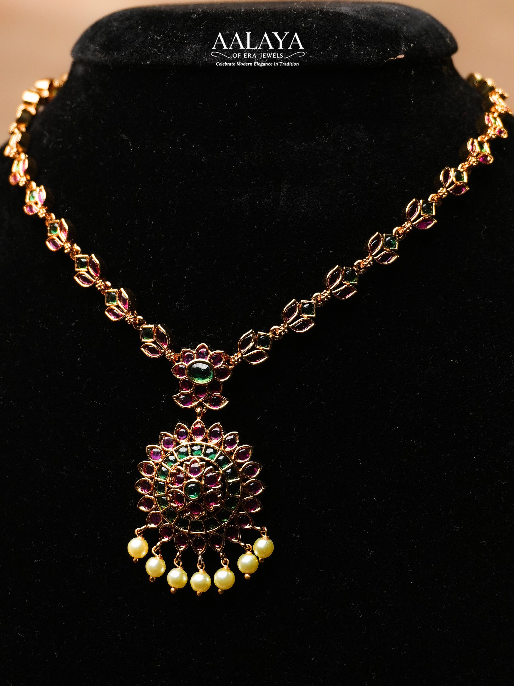 Aalaya Minimal Kundan Necklace Set with Circular Pendant & Pearl Drops